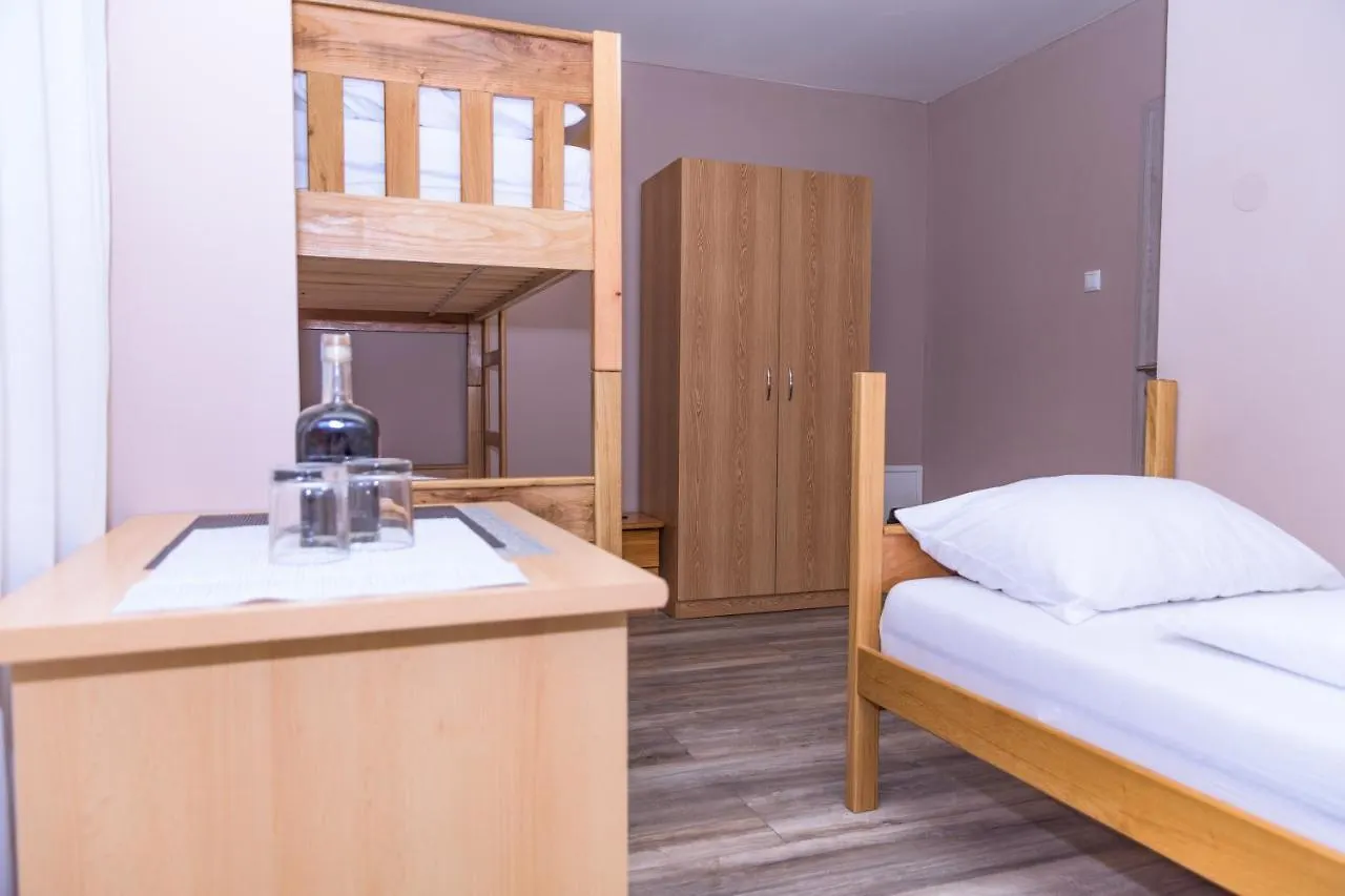 فندق مبيت وإفطار Gračac Villa Dijana